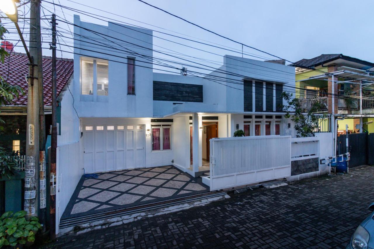 Spacious, White-Villa Belgareti @Kiara Condong Μπαντούνγκ Εξωτερικό φωτογραφία